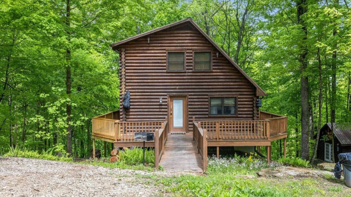 Slade Apartment | Hot Tub & WiFi - Birdsong - Red River Gorge, KY