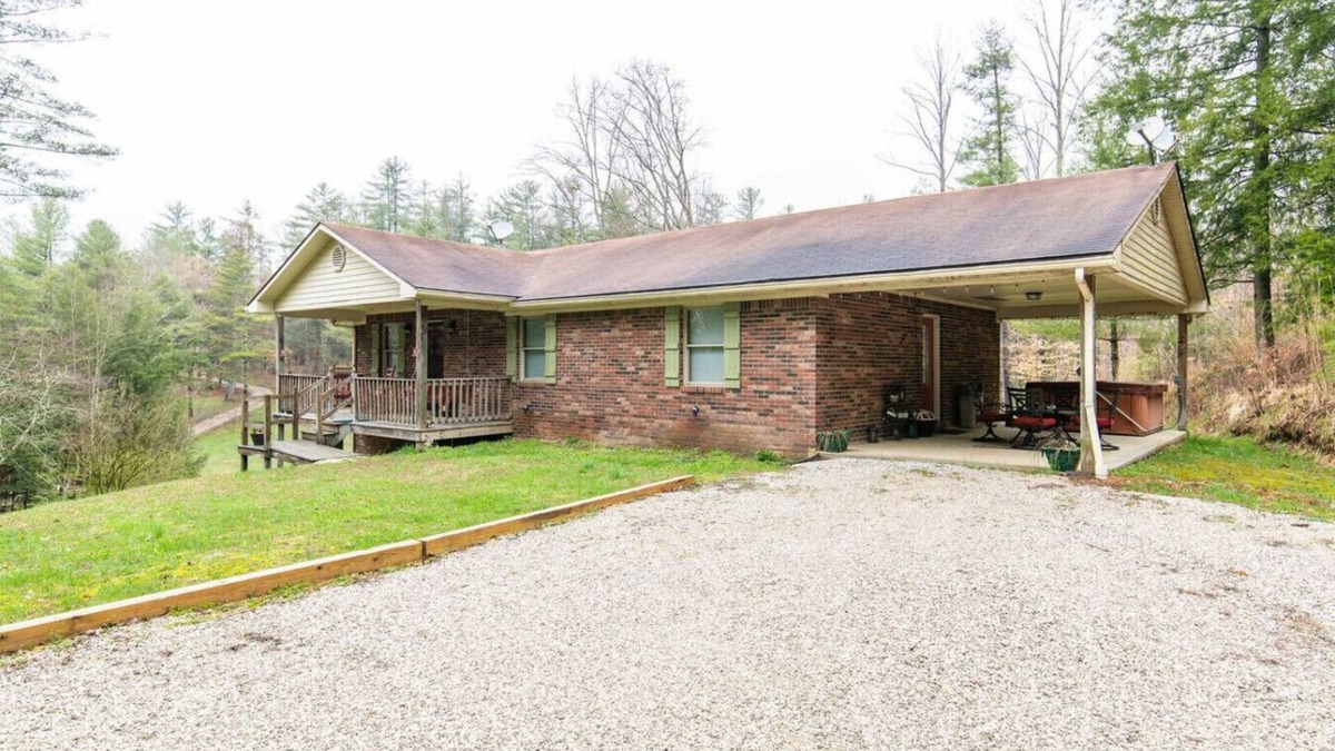 Rogers Apartment | Hot Tub & WiFi -Carrie`s Cottage - Red River Gorge