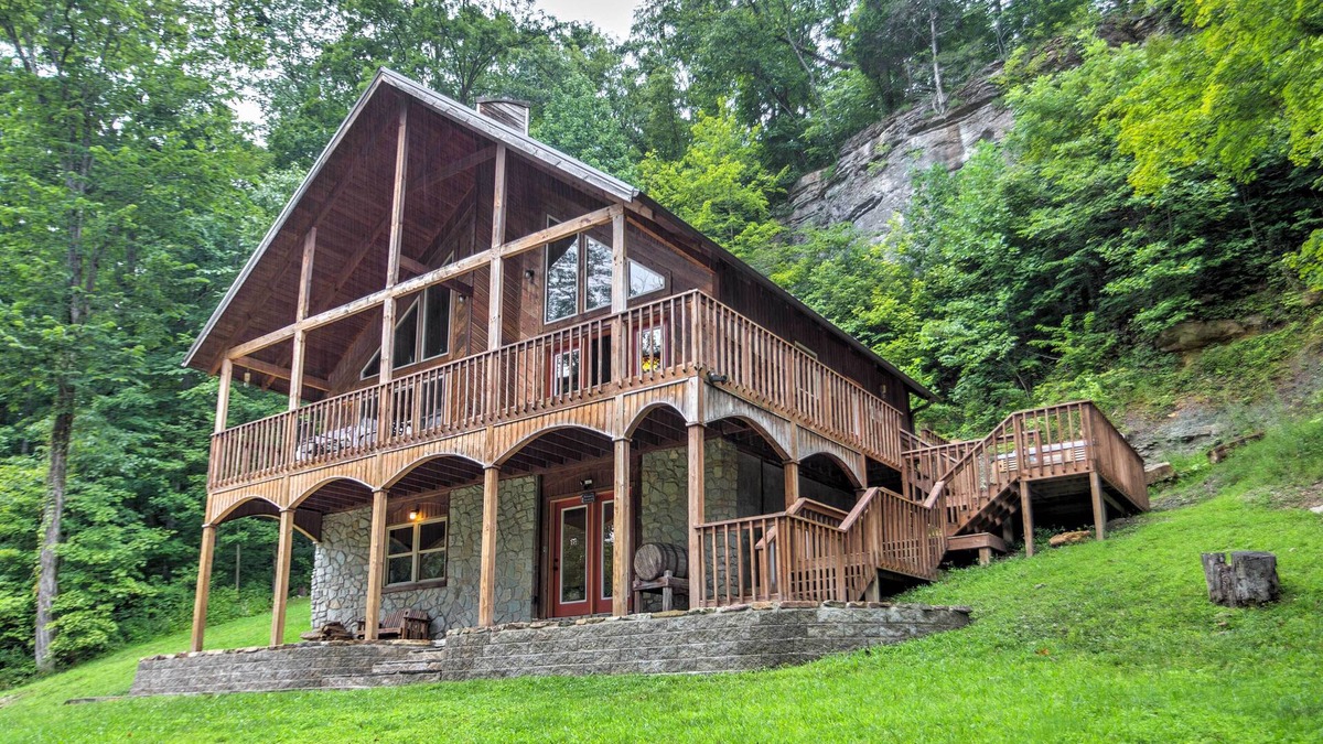 Stanton Cabin | Hot Tub, WiFi - Family Cabin - Wine Cellar - 300 acres in Red River Gorge, Kentucky!