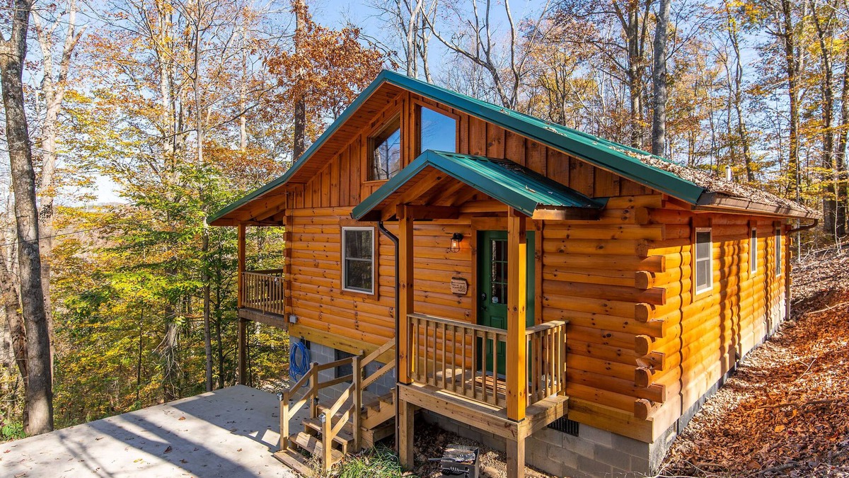 Slade Cabin | Hot Tub & WiFi - Family Log Cabin - Cozy Canopy - Red River Gorge, Kentucky!
