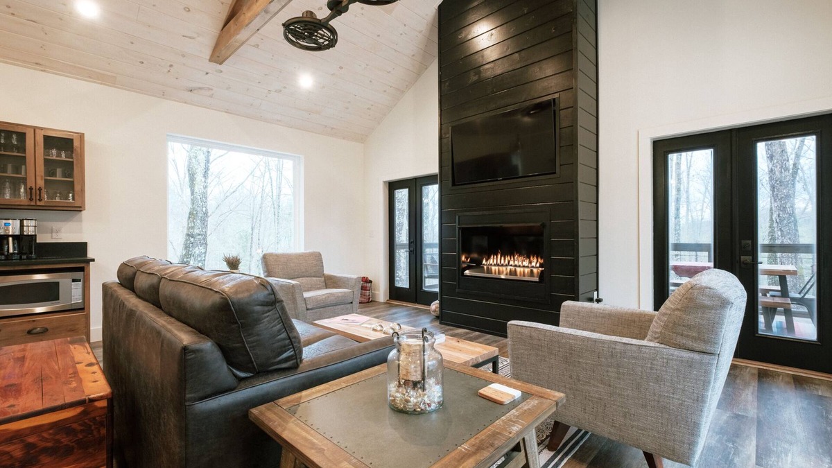 Primrose Cabin | Hot Tub & WiFi - Large Family Cabin - Honeysuckle Bridge - Red River Gorge, Kentucky!