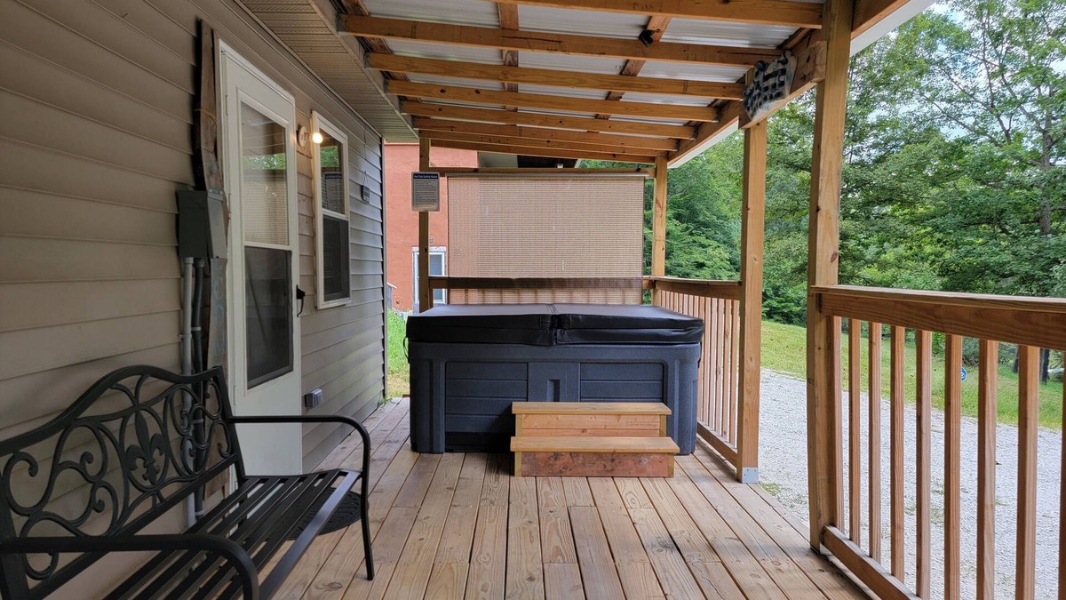 Stanton Cottage | Hot Tub & WiFi - Mimi's Hideaway - Budget-Friendly Escape in Red River Gorge, Kentucky!
