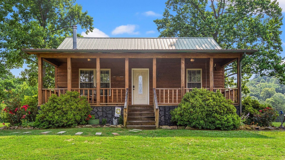 Beattyville Cabin | Hot Tub, WiFi, Pet-Friendly - Heavenly Hideaway - near Red River Gorge, Kentucky!
