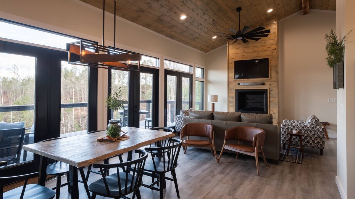 Campton House | Hot-Tub/WiFi/Secluded - A Red River Barnhouse