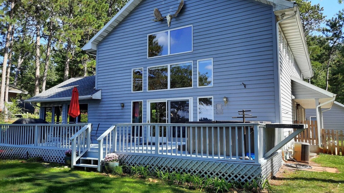 Wautoma House | Hot tub with Spacious 5-bedroom house in Wautoma on Silver Lake