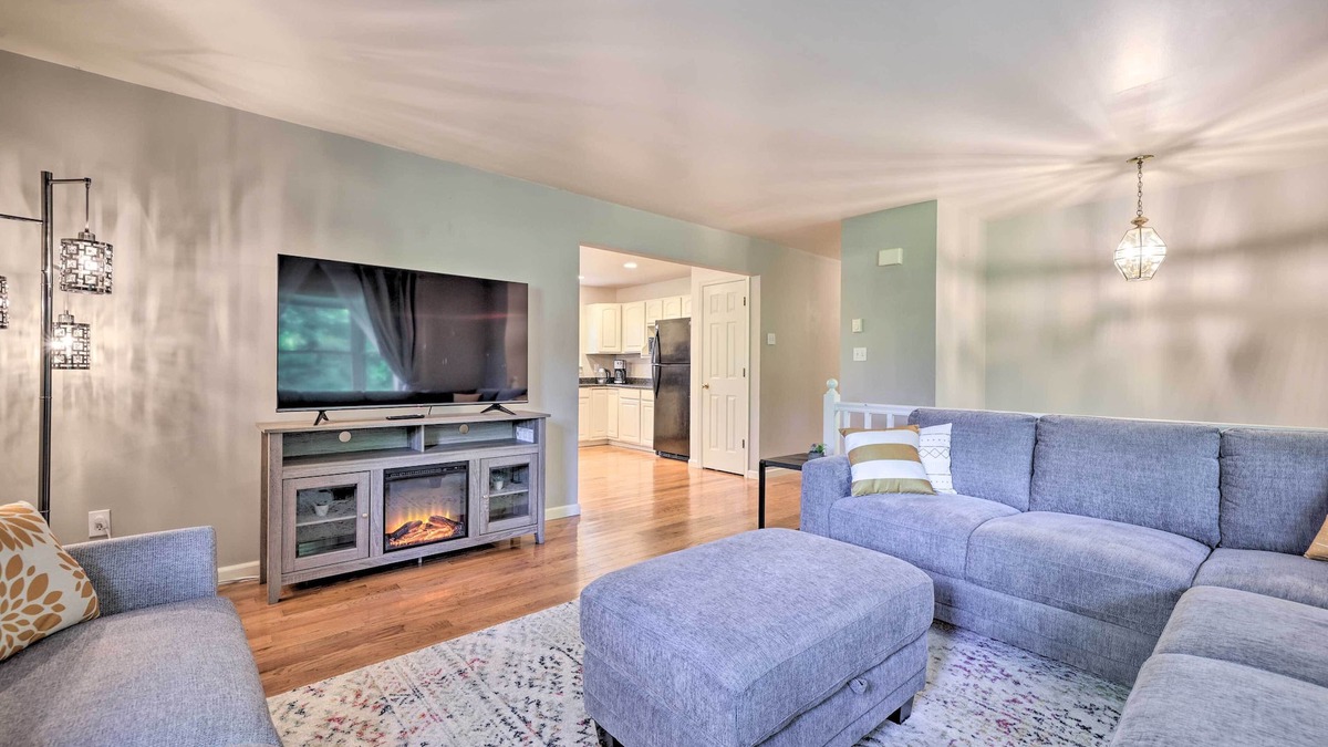 Stroudsburg House | Hot Tub & Yard: Stroudsburg Home in Poconos