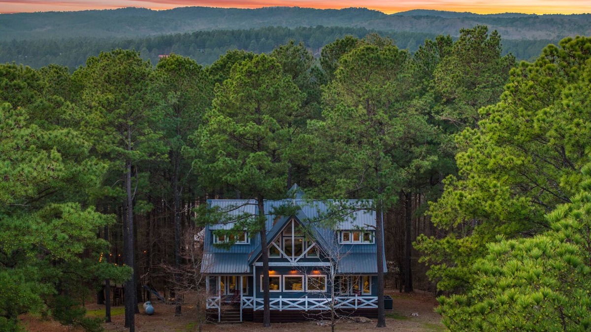 Broken Bow Cabin | Hot Tub Zipline Arcade Firepit 4 King Suites