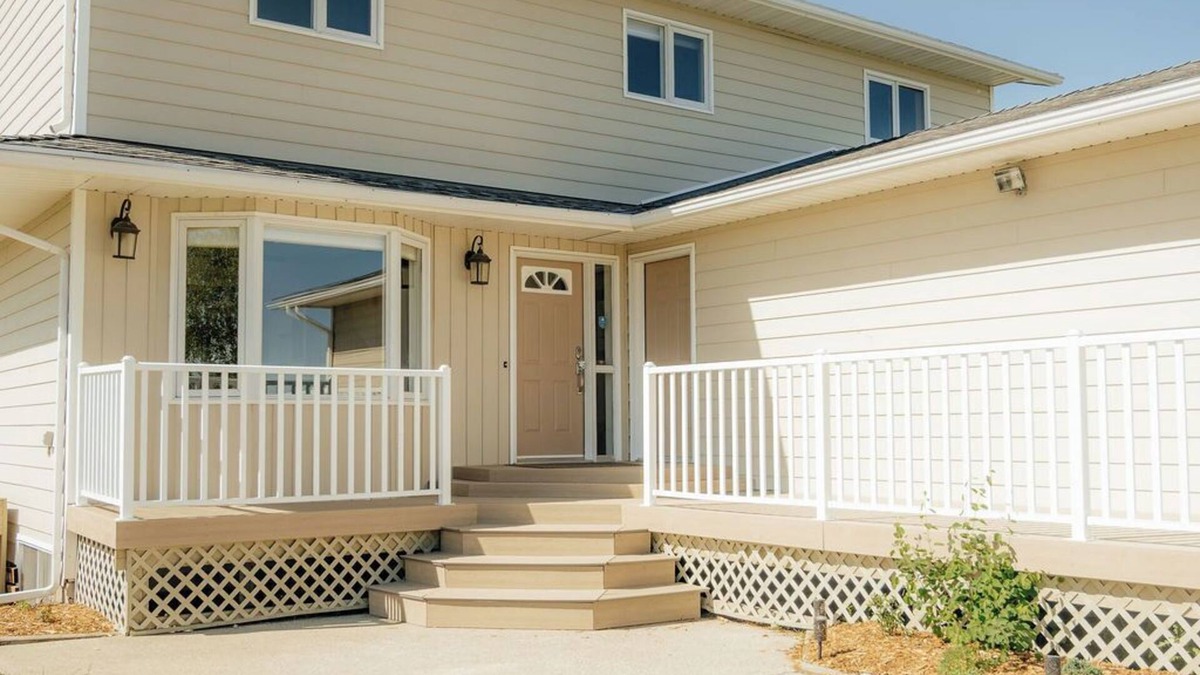 Mountain View House | ✔Hot Tub✔Games Room✔Walk-in Sauna✔7 BM✔15 minutes from Waterton Park✔