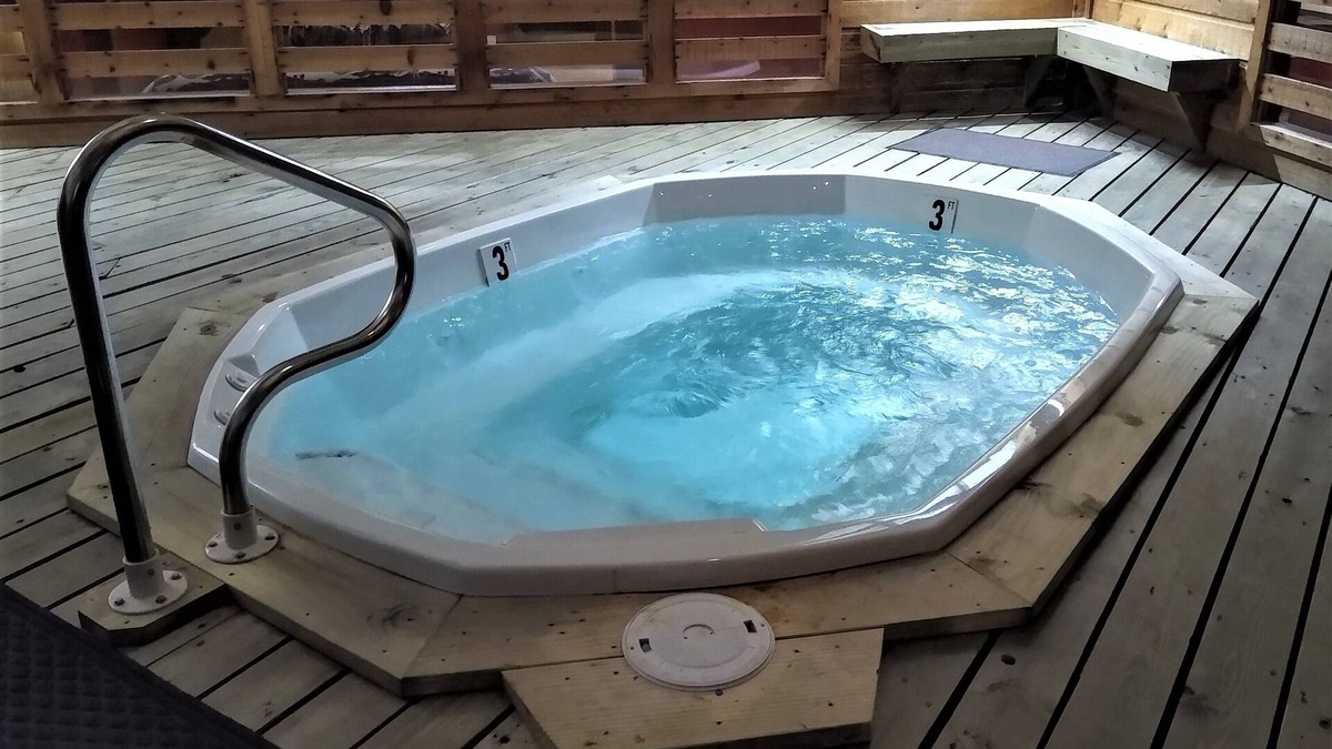 Snowshoe Condo | HOT TUBS! Family-Friendly 3 Minute Walk 2 Slopes 1BR/1BTH [Max Occup 4 adults]