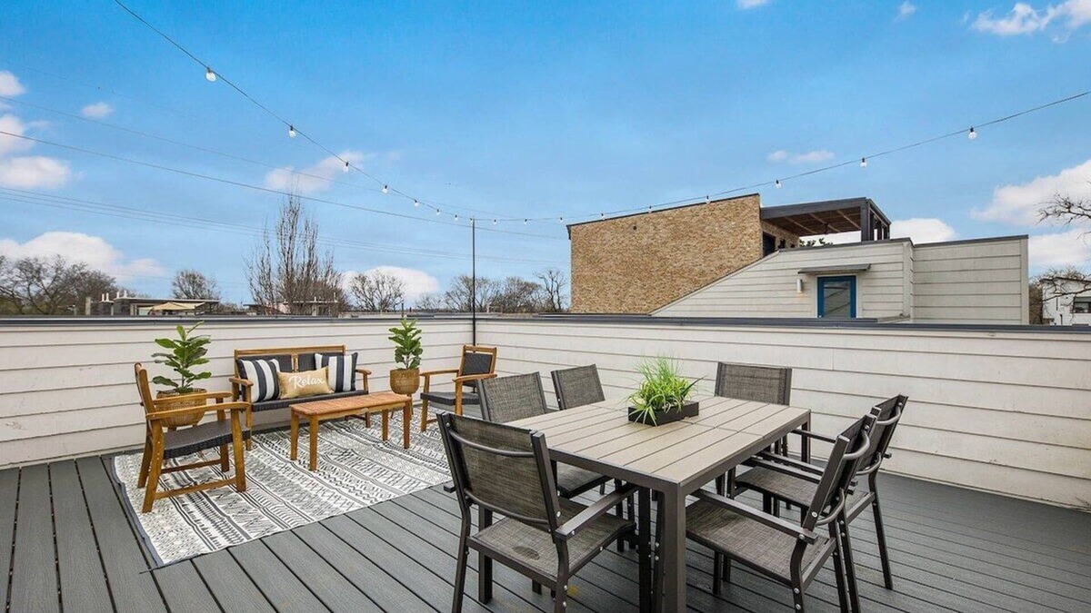 Chestnut Hill House | Hot Tubs + Rooftops | Sleeps 20 Near Broadway