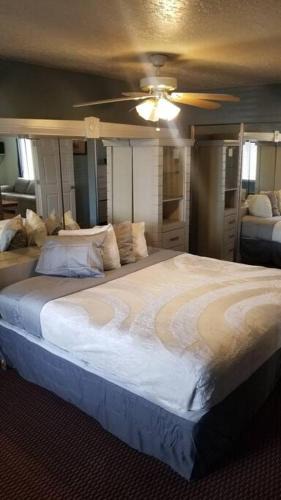 Stillwater Apartment | Hotel 5 Beds & 3 Baths Sleeps 11 Hotel Room Suite 102 Booking
