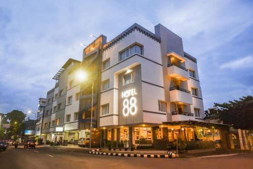 Jember Hotel | Hotel 88 Jember By WH - Strategic Location In The City Center