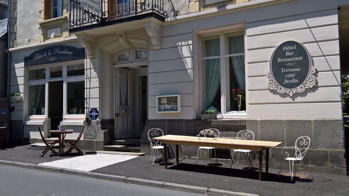 Egliseneuve-d'Entraigues Hotel | Hotel de la Providence