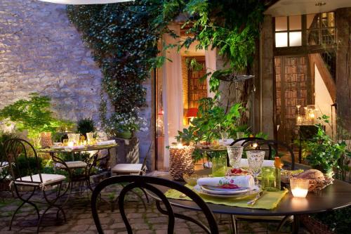 Angerville Hotel | Hotel De France