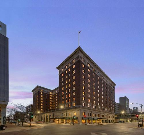 Downtown Des Moines Hotel | Hotel Fort Des Moines, Curio Collection By Hilton