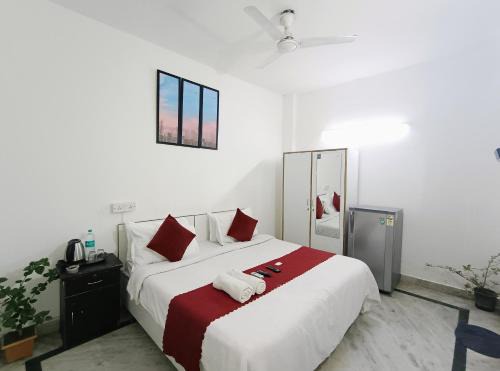Hauz Khas Village Hotel | Hotel Hauz Khas Fort View