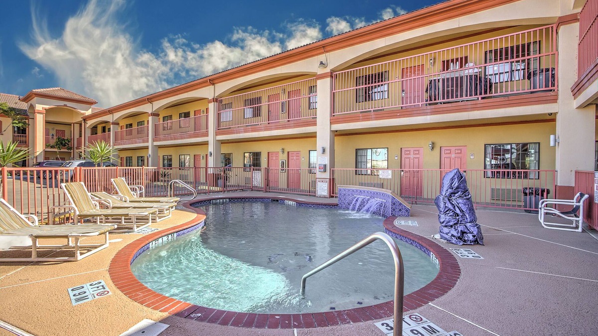 Port Isabel Hotel | Hotel in Downtown Port Isabel Room with AC, WiFi, Refrigerator, Microwave & Pool