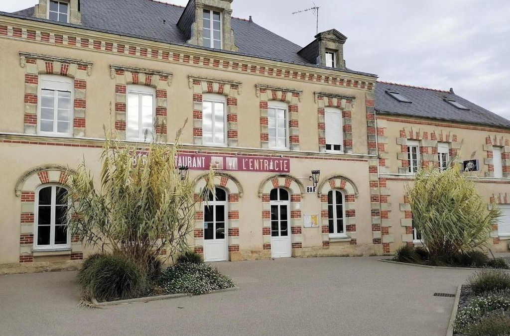 Saint-Paul-du-Bois Hotel | Hotel l'Entracte