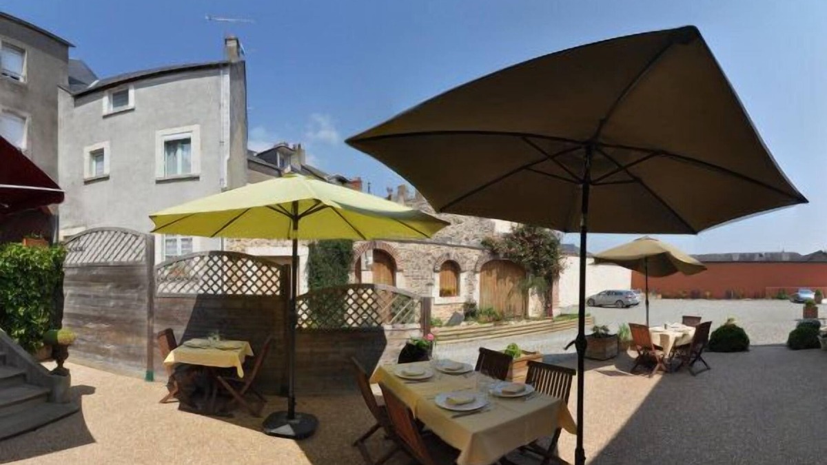 Sille-le-Guillaume Hotel | Hotel Le Bretagne