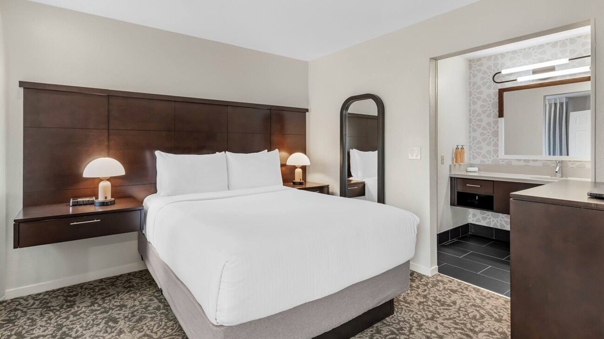 Chatsworth Apartment | Hotel Near Van Nuys Golf Course! Pets Welcome, Outdoor Pool, Shuttle Service!