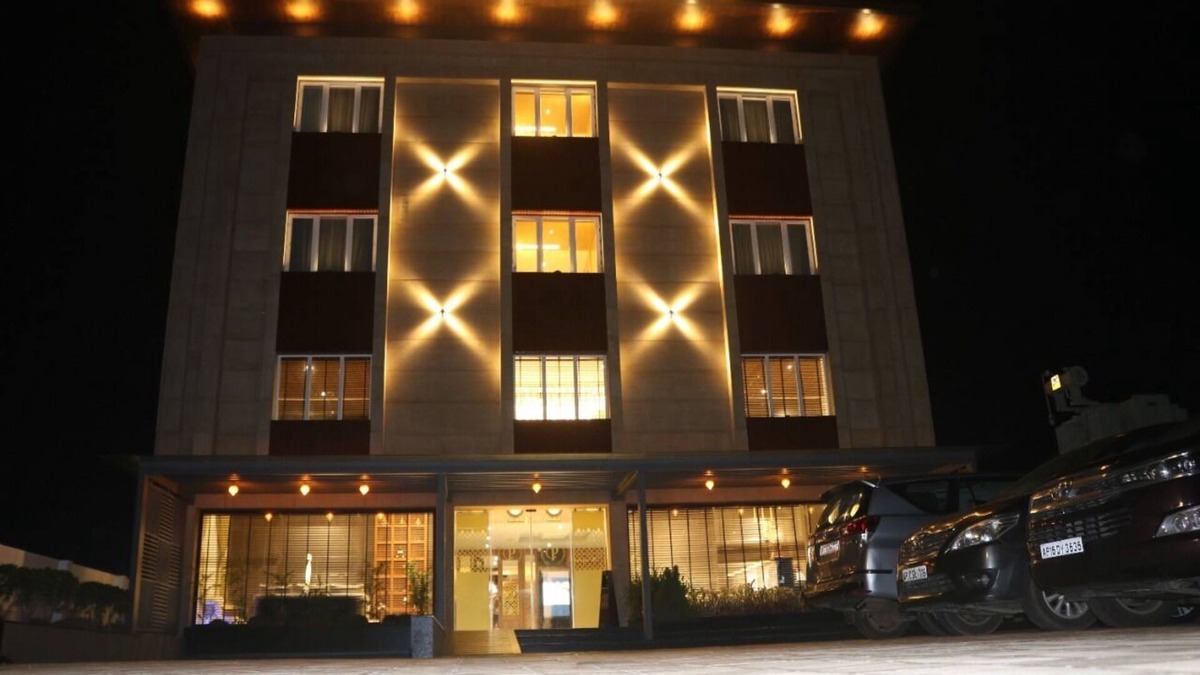 Gannavaram House | Hotel Park Elite , With Twin, Double and Suite Rooms and Restaurant