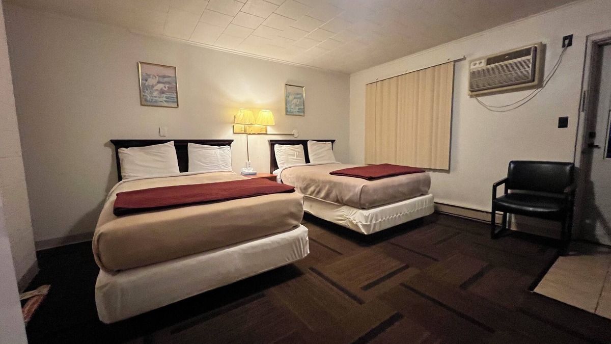 Adrian Hotel | Hotel Prairie Winds Carthage Keokuk Hwy 136