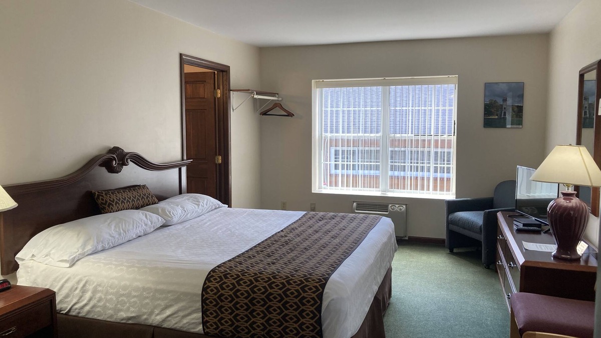 Cooperstown Hotel | *Hotel Pratt in the heart of Cooperstown New York* KING BED