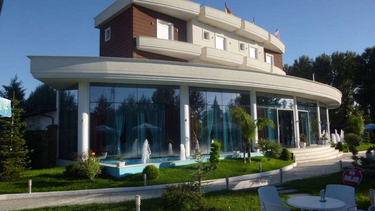 Mbrostar-Urë Hotel | Hotel Red Apple