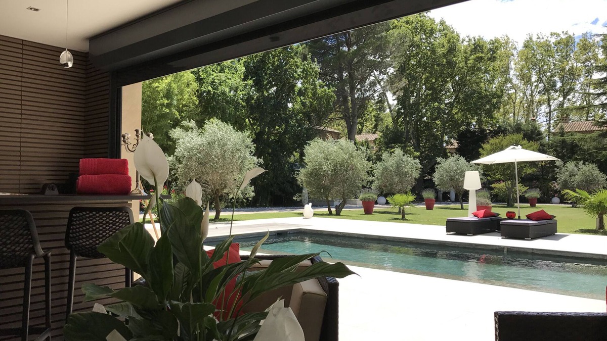 Montfavet House | Hotel services, concierge, heated swimming pool, jacuzzi, large garden