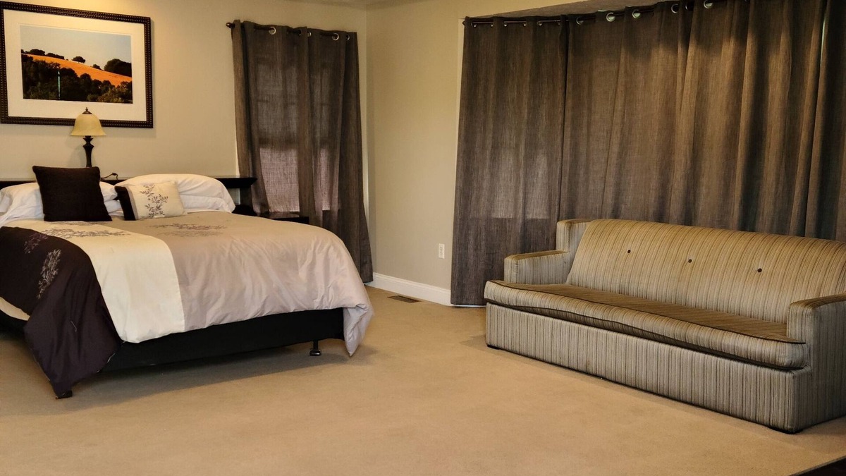 Ellicott City House | Hotel-style Accommodation - large private room
