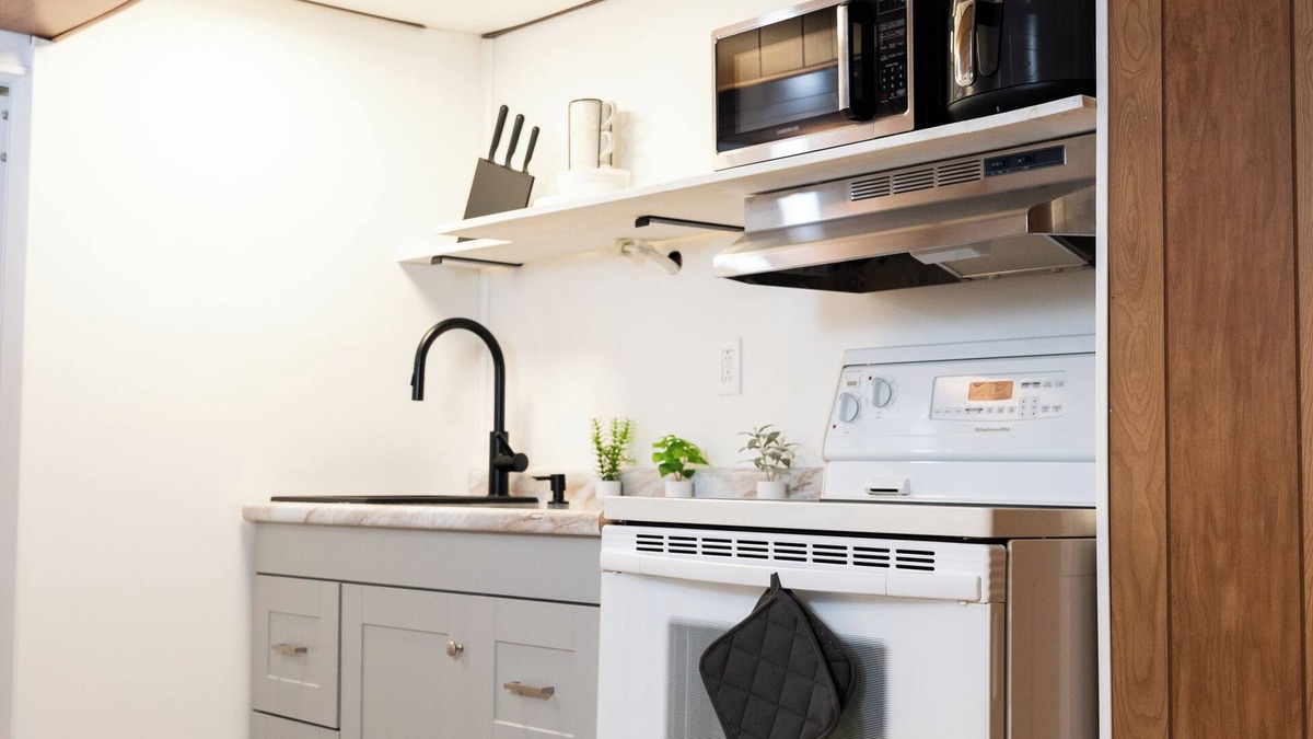 Manor Apartment | Hotel-Style Suite w/Kitchen