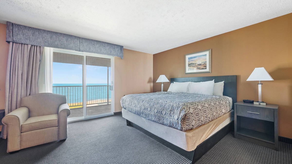 Put-in-Bay Hotel | Hotel Suite Walking Distance to Downtown Put in Bay