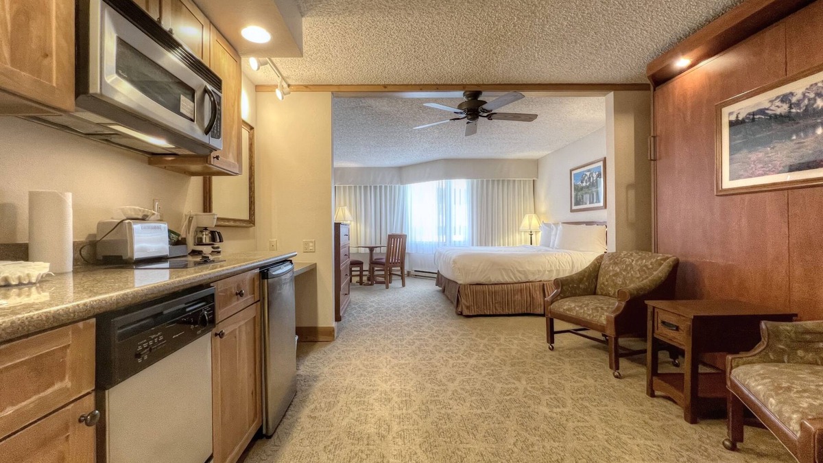 Crested Butte Hotel | Hotel Suite with Kitchenette, Great on Mountain Location, Indoor/Outdoor Pool