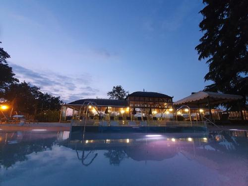 Monforte d'Alba Hotel | Hotel Villa Beccaris