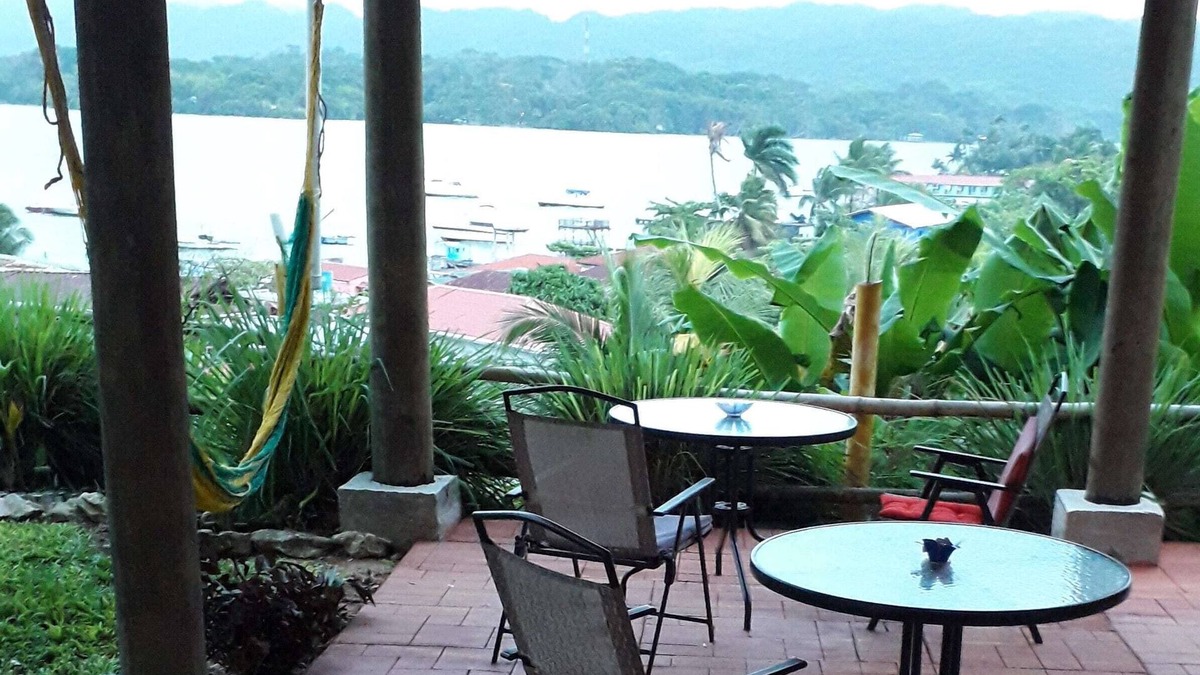 Puerto Barrios House | Hotel y Restaurante Casa Escondida