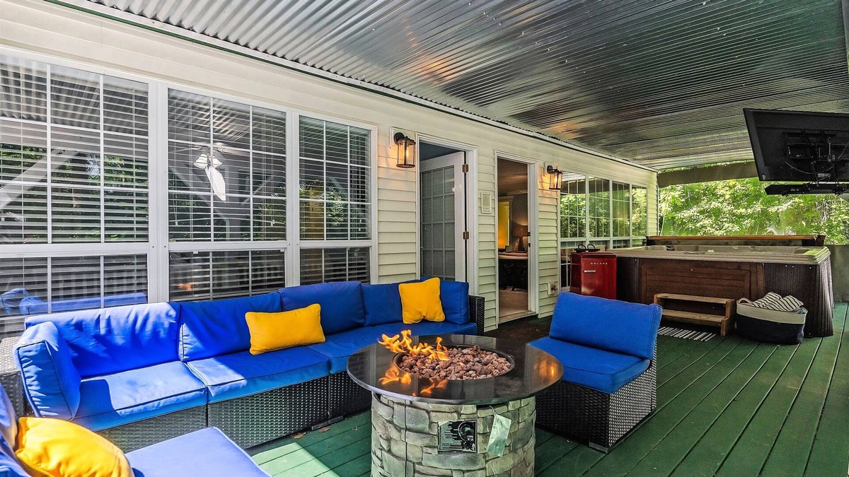 Smithville House | HotTUB 5 KINGs Sauna Kayaks Arcade Sleeps 17 Lake+Beachy Area