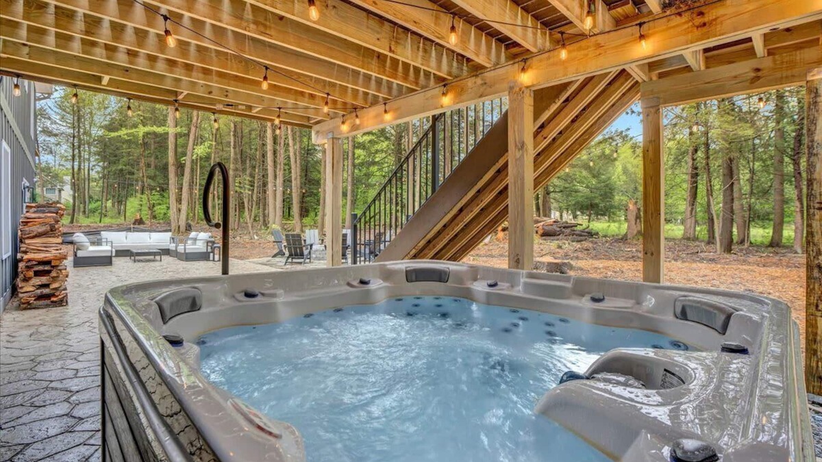 Blakeslee House | HotTub,FirePit,GameRoom,10Mins2JackFrostBigBoulder
