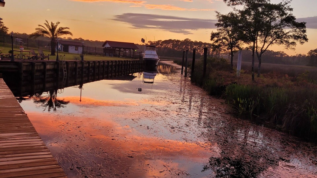 Gautier House | HotTub/Fish/RIVER FRONT/DOGS/SUMMER POOL.RIGHT BY GULF AND BEACHES. BRING BOAT!n
