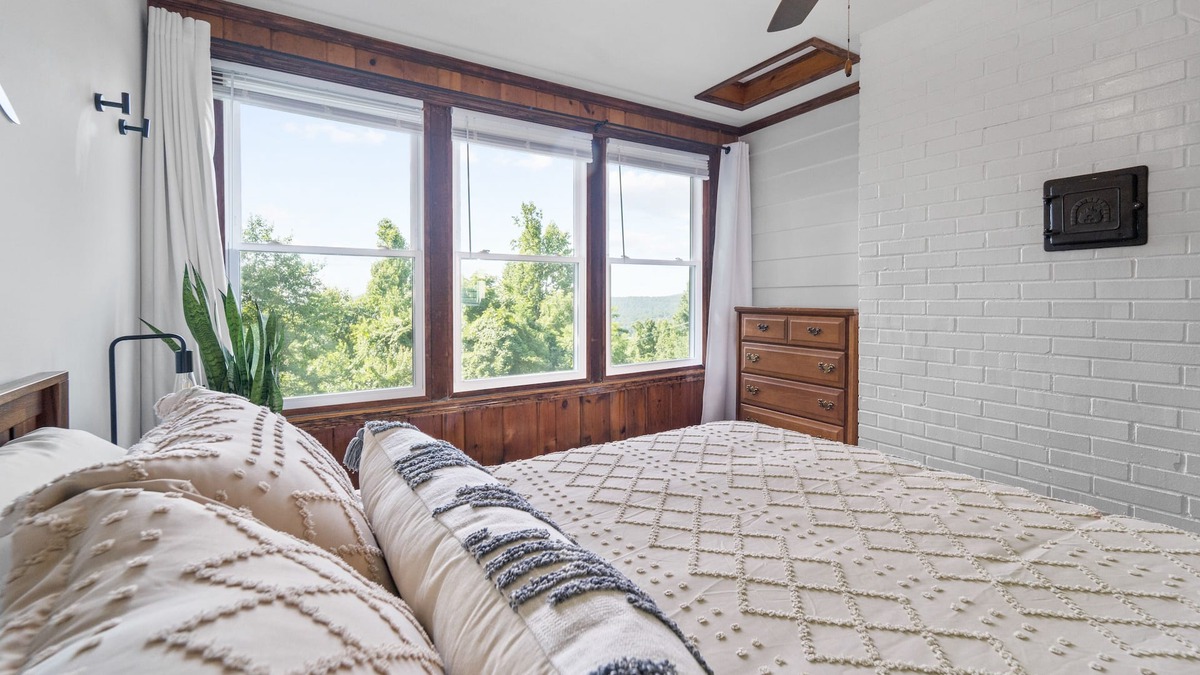 Linden House | π₯ Hottub + π friendly + ποΈ view + Skyline Dr + Wineries