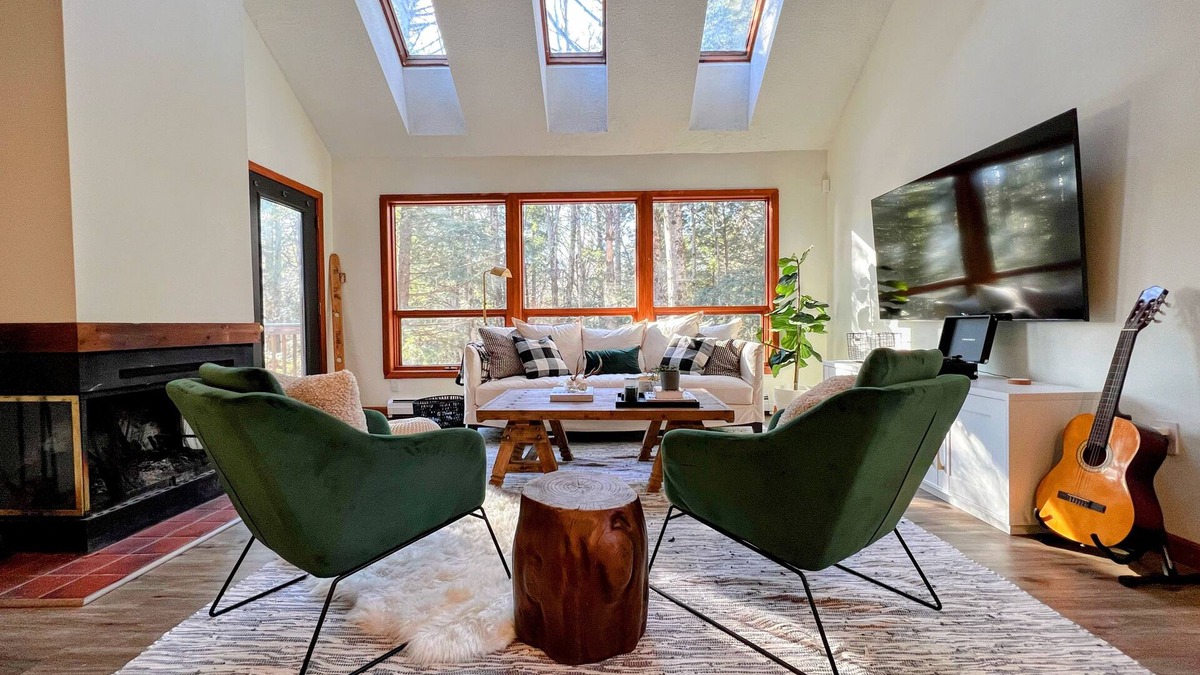 Wilmington Ski Chalet | HotTub&GameRm&Traeger Smoker-Across from Golf, 5 min to Lake, 15 min 2 Mt Snow