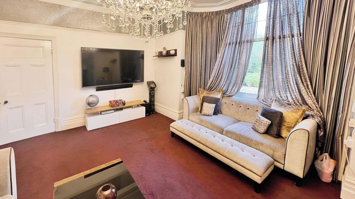 Burton on Trent House | HotTub-Garden-Parking-Sleeps10-10minToTown