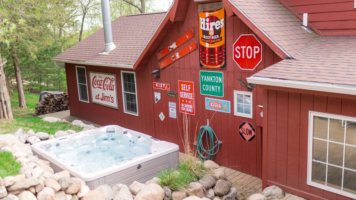 Yankton Cabin | HotTub, PingPong, Firepit, 2 LivingRooms just .67 mi to beach