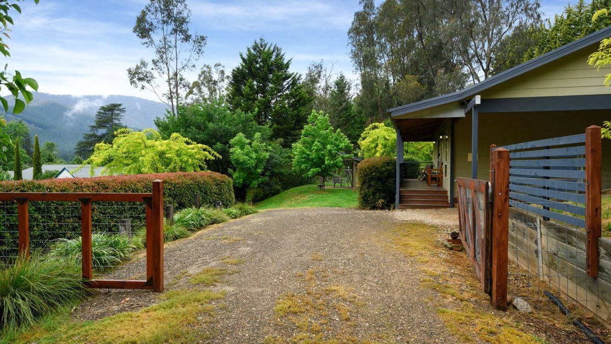 Bright Cabin | HOUGHS CABIN : Bright
