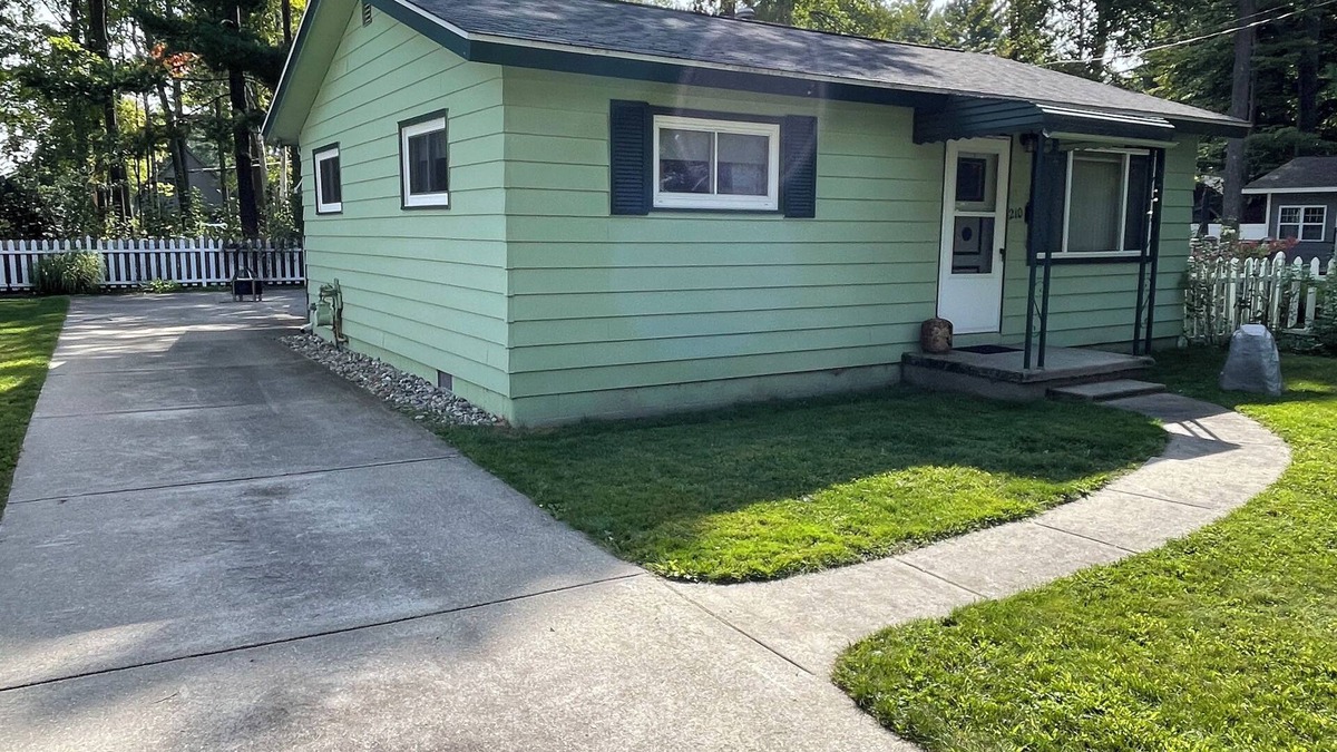Prudenville Cabin | Houghton Lake cabin with garage game room lounge. No cleaning fees.