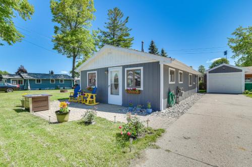 Houghton Lake House | Houghton Lake Cottage with Patio Walk to Waterfront