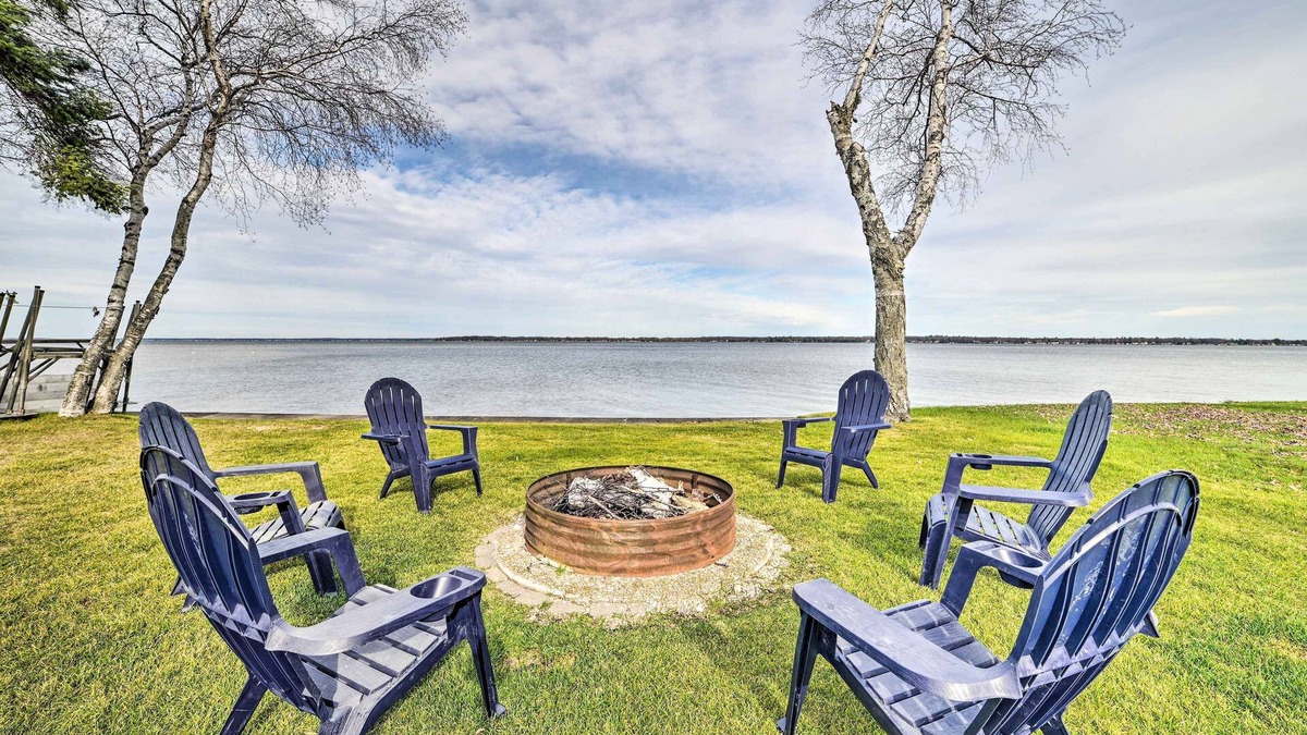 Prudenville Cottage | Houghton Lake Cottage w/New Private Deck!