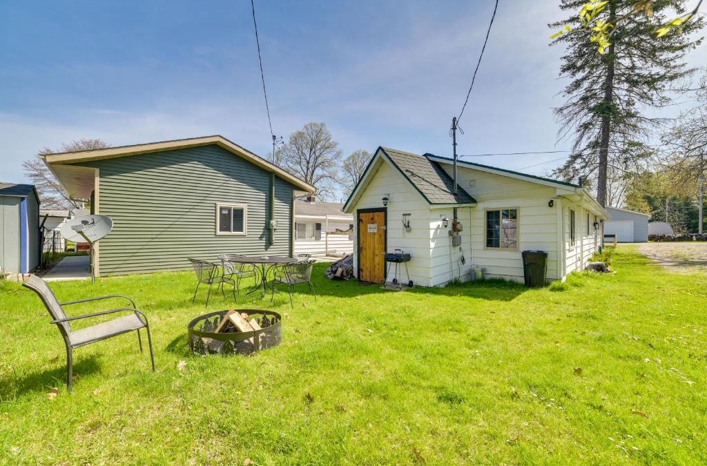 Houghton Lake House | Houghton Lake Cottage - Central Location!