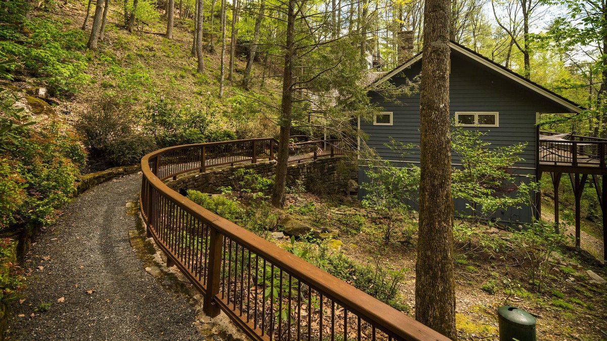 Boone House | HOUND EARS RETREAT SUMMERS ALL ABOUT THE AMAZING OUTDOORS/INDOORS NEW CENTRAL AC