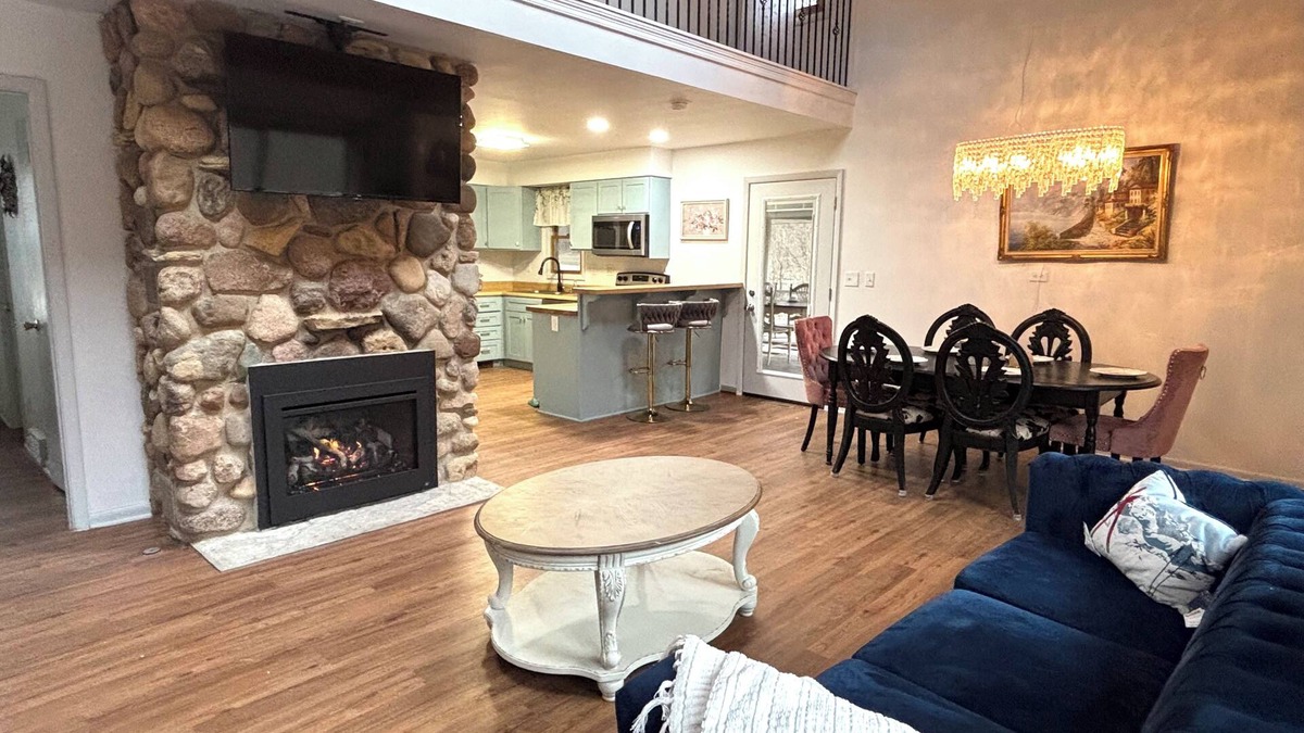 Honey Creek House | House - 1 minute to Alpine Valley Ski Hill. 5 acres with fireplace