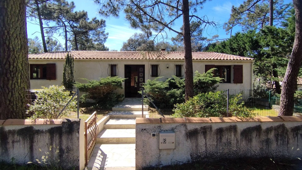 La Palmyre House | House 11pers, beach, pool and garden in private residence